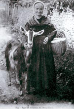 Une chèvre et sa propriétaire, au début du XXème siècle